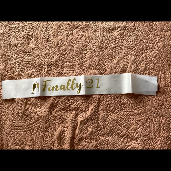 FINALLY 21 SASH - GOLD - BIRTHDAY - Picture 2 of 2